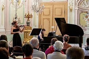 Koncert k poctě Josefu Sukovi, Anna Gutowska (housle), Noriko Ushioda (klavír), Festival komorní hudby Český Krumlov 1. 7. 2022, foto: Lubor Mrázek