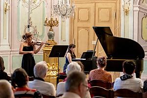 Koncert k poctě Josefu Sukovi, Anna Gutowska (housle), Noriko Ushioda (klavír), Festival komorní hudby Český Krumlov 1. 7. 2022, foto: Lubor Mrázek