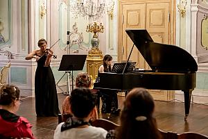 Koncert k poctě Josefu Sukovi, Anna Gutowska (housle), Noriko Ushioda (klavír), Festival komorní hudby Český Krumlov 1. 7. 2022, foto: Lubor Mrázek