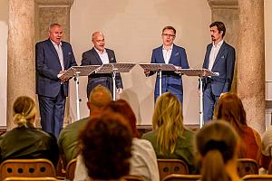 Mužské sbory českých autorů, vokální kvarteto Q Vox, nokturno s číší vína, Festival komorní hudby Český Krumlov 5. 7. 2024, foto: Matouš Vokatý (2/11)