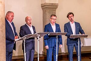 Mužské sbory českých autorů, vokální kvarteto Q Vox, nokturno s číší vína, Festival komorní hudby Český Krumlov 5. 7. 2024, foto: Matouš Vokatý (4/11)