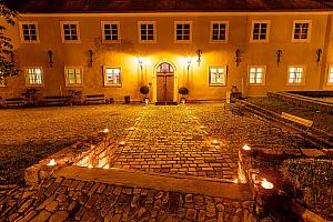 Mužské sbory českých autorů, vokální kvarteto Q Vox, nokturno s číší vína, Festival komorní hudby Český Krumlov 5. 7. 2024, foto: Matouš Vokatý (10/11)
