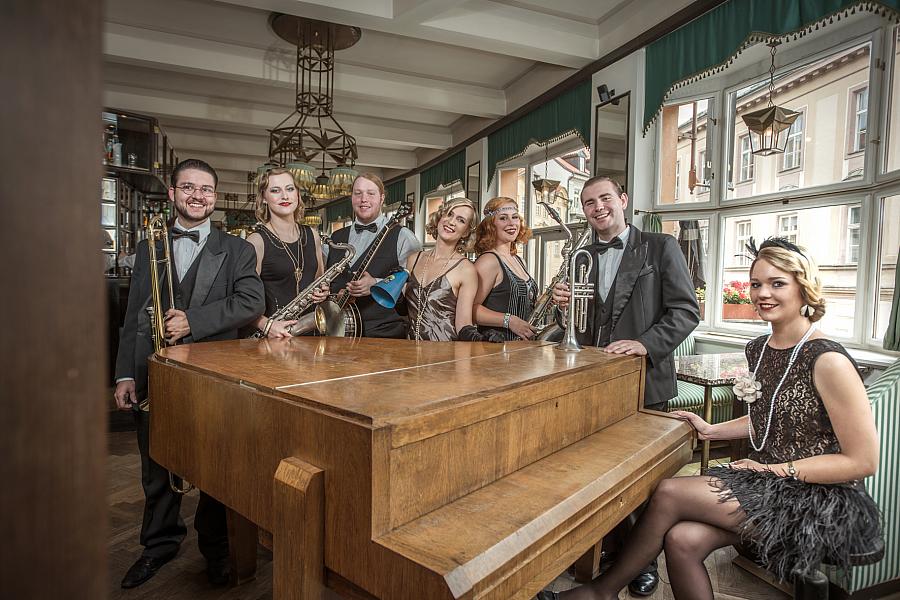 Jazz nad Vltavou - Prvorepublikový večer, Domácí i zahraniční hot jazz 20. a 30. let